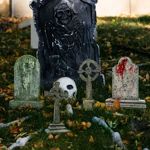 Vue détaillée du décor d'Halloween avec pierres tombales RIP et crâne sur l'herbe