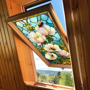 Détail du film pour vitrage effet vitrail avec fleurs et abeilles sous la lumière naturelle