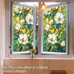 Détail du film statique pour fenêtre avec motif de magnolia blanc style vitrail