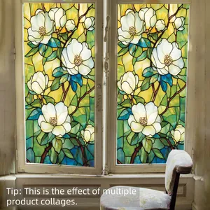 Détail du film pour vitrage style vitrail avec motifs de fleurs de magnolia vintage