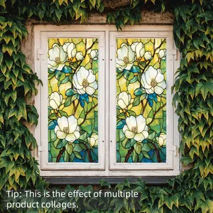 Détail de stickers vitraux magnolias sur fenêtre avec lierre vert décoratif