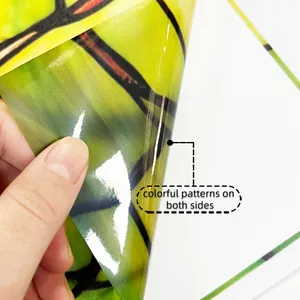 Gros plan d'un autocollant de fenêtre floral double face haute transmission de lumière