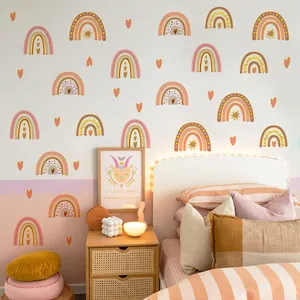 Stickers muraux arc-en-ciel et cœurs style boho pour chambre d'enfant aux tons chauds