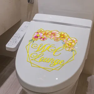 Αυτοκόλλητο με λουλούδια και κείμενο WC Lounge σε μοντέρνο λευκό κάλυμμα λεκάνης