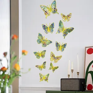 3D Schmetterling Wandaufkleber mit Goldrand und blauer Textur an minimalistischer Wand