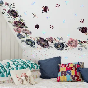 Detailliertes Wandsticker-Set mit lila Aquarellblumen und Lasereffekt-Libellen