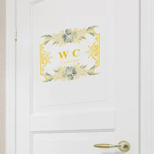 Αυτοκόλλητο WC με χρυσά άνθη σε λευκή ξύλινη πόρτα με χρυσό πόμολο και σχέδιο