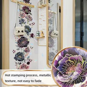 Details von Blumenwandaufklebern mit lila Blüten und metallischer Goldfolienprägung