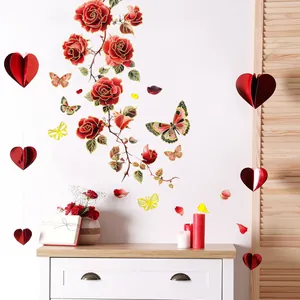 Detail von roten Rosen-Wandtattoos mit Goldrand und bunten Schmetterlingen im Schlafzimmer