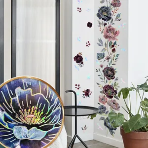 Detail der bunten holografischen Libellen und Vintage-Blumen-Wandaufkleber für Deko