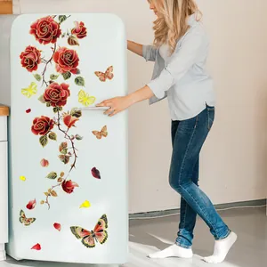 Detail von bunten Blumen und Schmetterling Wandaufklebern auf einer Kühlschrankoberfläche