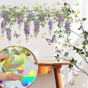 Holografischer Wandaufkleber mit violetten Blauregen und schillernden Schmetterlingen
