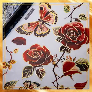 Makrodetail von Blumenwandaufkleber mit metallischer Goldprägung und Rosenmuster