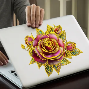 Detailansicht der goldumrandeten floralen Rosenaufkleber auf einem Laptop-Deckel