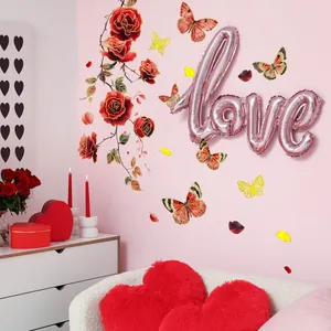 Detail der eleganten roten Rosen Wandsticker mit bunten 3D-Schmetterlingen auf Rosa