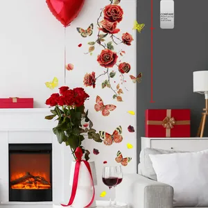 Detail von Blumenwandaufklebern mit roten Rosen und goldenen Schmetterlingen für Deko