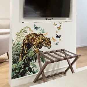 Adesivo murale moderno con leopardo, piante tropicali e farfalle colorate per la casa