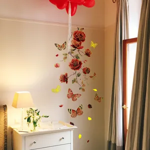 Detail von roten Rosen und goldenen Schmetterlings-Wandtattoos im Schlafzimmer