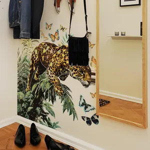 Adesivo murale con leopardo della giungla, foglie di palma e farfalle colorate