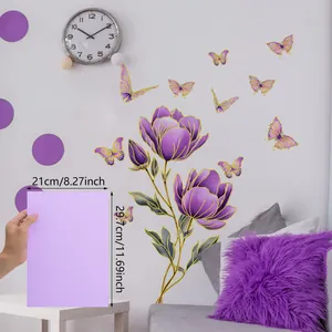 Stickers muraux fleurs violettes et papillons dorés pour décoration de salon chic