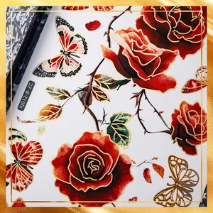 Detail von Blumenwandaufklebern mit Goldfolienrosen und Schmetterlingen auf Seide