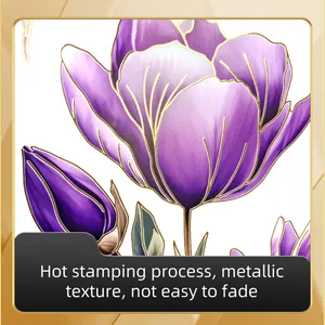 Détail d'un sticker mural tulipe violette avec bords dorés et texture métallique