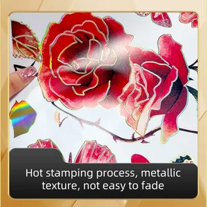 Detail der Wandsticker mit roten Rosen, Heißfolienprägung und metallischer Goldtextur