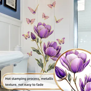 Détail de stickers muraux fleurs mauves avec dorure à chaud et texture métallique