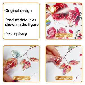 Makrodetail von wasserfesten roten Rosen und goldenen holografischen Wandstickern