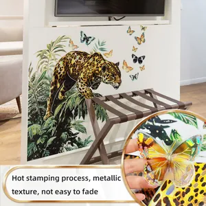 Dettaglio dell'adesivo da parete con leopardo, piante e farfalle metalliche stampate a caldo