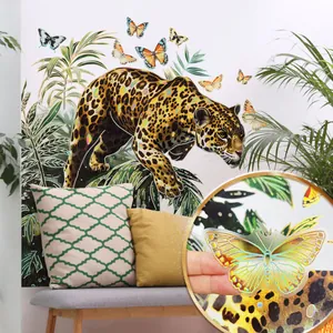 Dettaglio dell'adesivo murale leopardo olografico con finitura iridescente e foglie tropicali