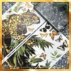 Dettaglio di adesivi murali con leopardo, accenti dorati e farfalle colorate decorative