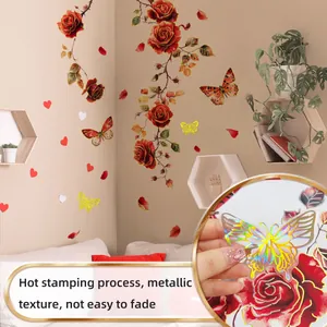 Detail von 3D-Wandstickern mit Rosen und Schmetterlingen mit metallischer Goldprägung