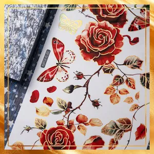 Detail der Blumen-Wandaufkleber mit Goldfolien-Schmetterlingen und roten Rosen auf Samt