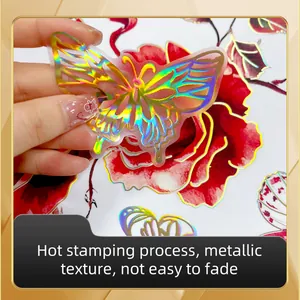 Detail eines bunten Heißfolien-Schmetterling-Wandstickers mit metallischer Textur und Flexibilität