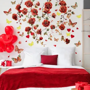 Detailansicht der roten Rosen-Wandsticker mit Goldrand und Schmetterlingen auf weißer Wand