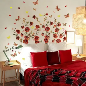 Schlafzimmer-Wandszene mit roten Rosen-Wandstickern und goldenen Schmetterlingen