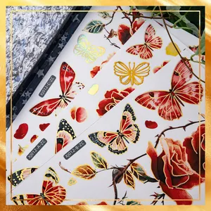 Detailset von Blumen- und Schmetterlings-Wandtattoos mit Goldfolien- und Rosenmotiven