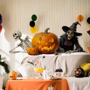 Αυτοκόλλητα τοίχου Halloween με σκελετό, κολοκύθα και μάγισσα σε σαλόνι σπιτιού