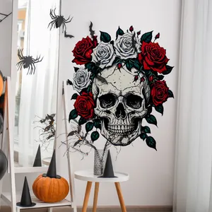 Λεπτομέρεια αυτοκόλλητου τοίχου κρανίο Halloween με κόκκινα τριαντάφυλλα και αράχνες