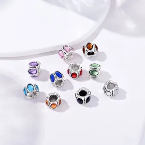 Dettaglio di ciondoli in cristallo multicolore in metallo argento per bracciali DIY