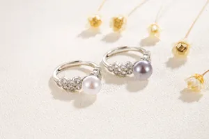 Macro de bagues en argent S925 avec perles blanches et violettes et détails en zircon