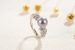 Vue macro de la bague perle mauve avec sertissage diamant et anneau argent ajustable