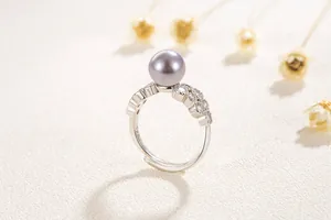 Détail de la bague ajustable en argent S925 avec perle grise et anneau en zircon