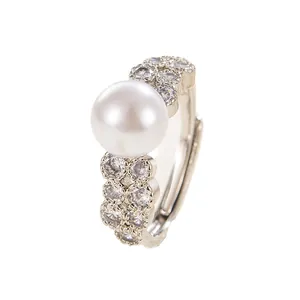 Bague élégante en perles et dentelle avec zircons, finition argentée et taille réglable