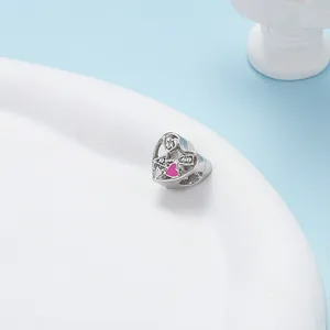 Abalorio de corazón plateado con esmalte rosa y cristales para pulseras DIY
