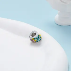 Abalorio de corazón plateado con cristales de colores y diseño hueco para pulseras