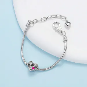 Pulsera de serpiente plateada con corazón de esmalte rosa y cuentas de pavé de circón