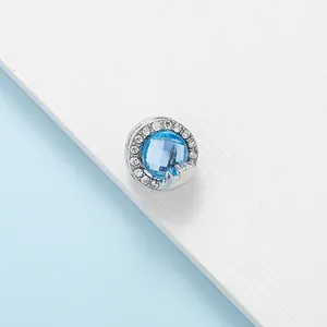 Ciondolo in cristallo azzurro con diamanti micro-pave scintillanti per bracciali