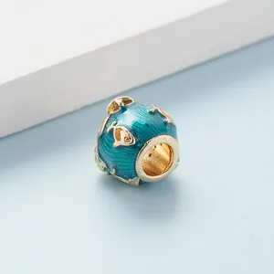 Abalorio de esmalte azul con relieve de peces dorados para pulseras y joyas de bricolaje
